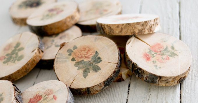 Combinación perfecta de madera y flores