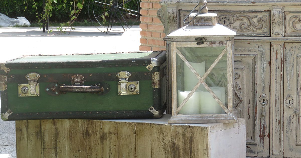 Maletas antiguas y señales viajeras en vuestra boda