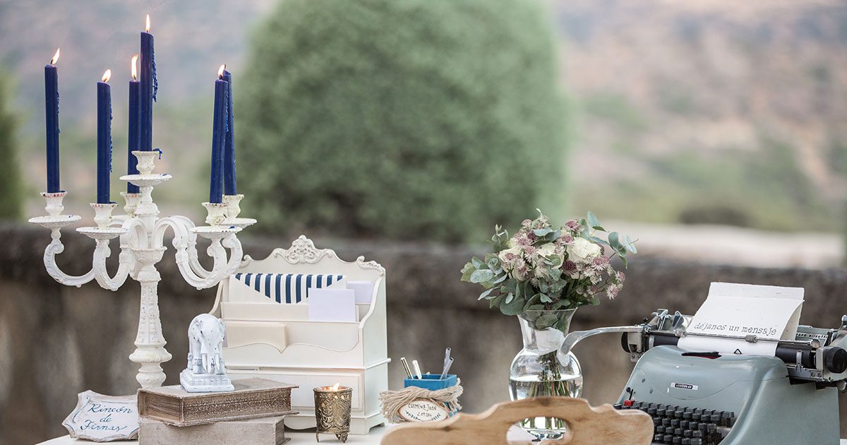 Una mesa de firmas elegante