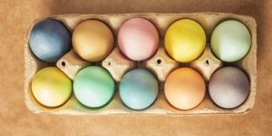 Huevos de Pascua decorados con tintes naturales