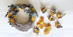 corona navideña con naranjas