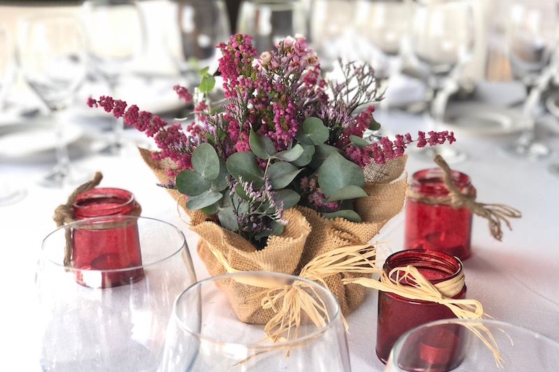 centro de mesa con brezos