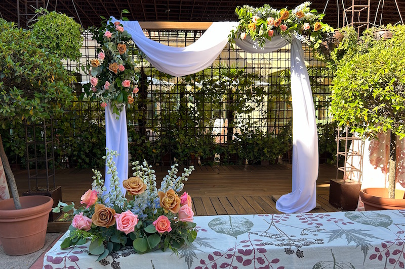 decoracion arco con flores para ceremonias