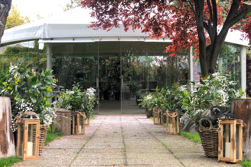 decoracion pasillo cestos flores