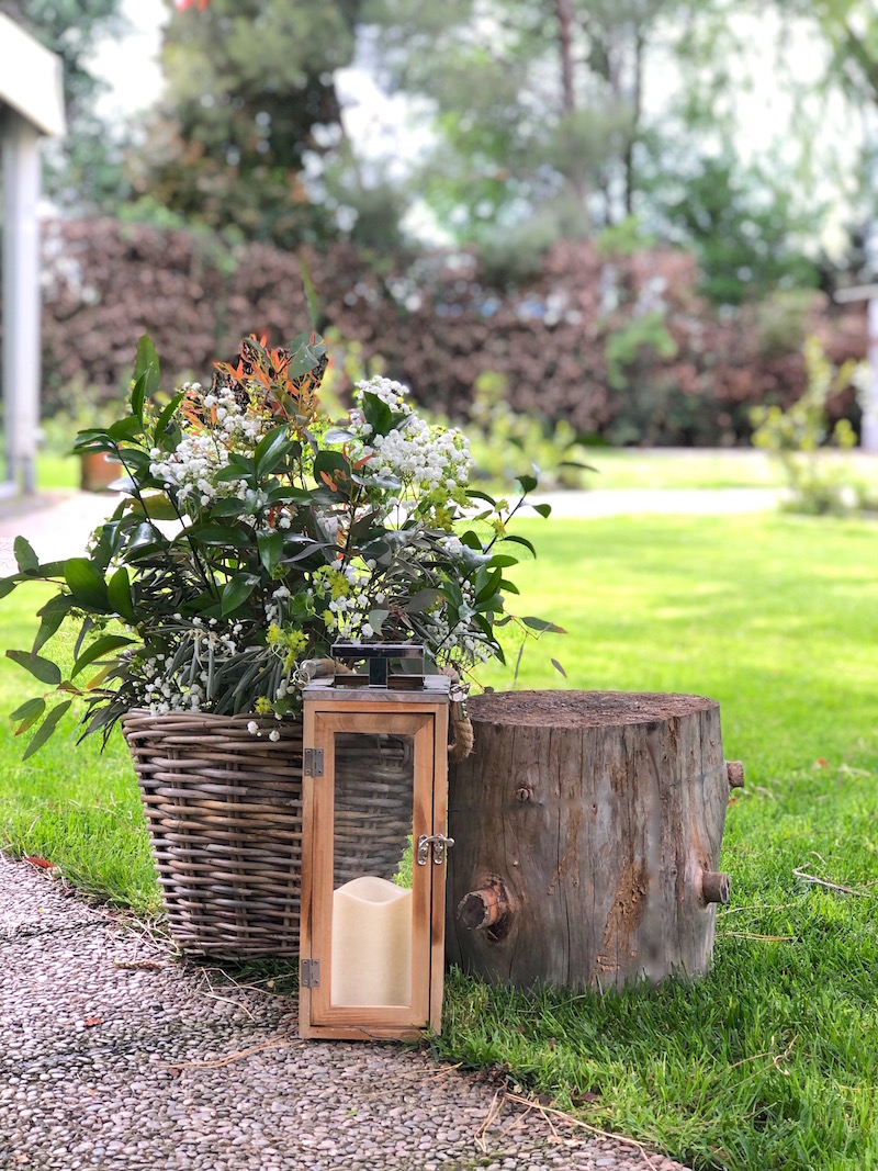 decoracion pasillo cestos flores