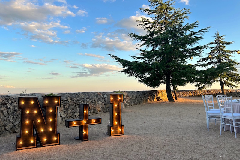 iniciales con bombillas boda